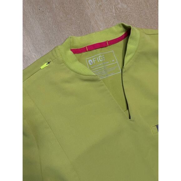 Figs Slim Odesa Scrub Top LIMEADE Medium - Picture 2 of 6